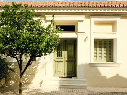 πόρτα και παράθυρα αρχιτεκτονικά όμορφου κτηρίου