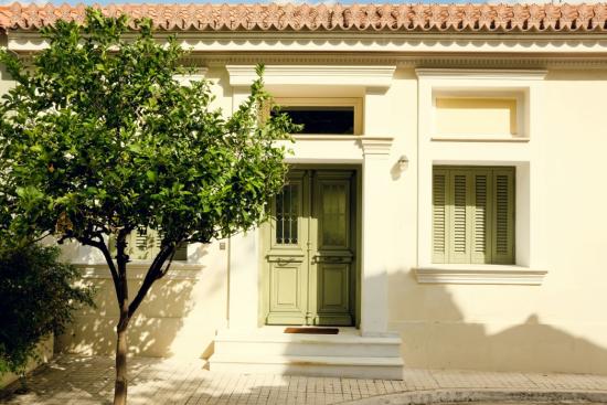 πόρτα και παράθυρα αρχιτεκτονικά όμορφου κτηρίου
