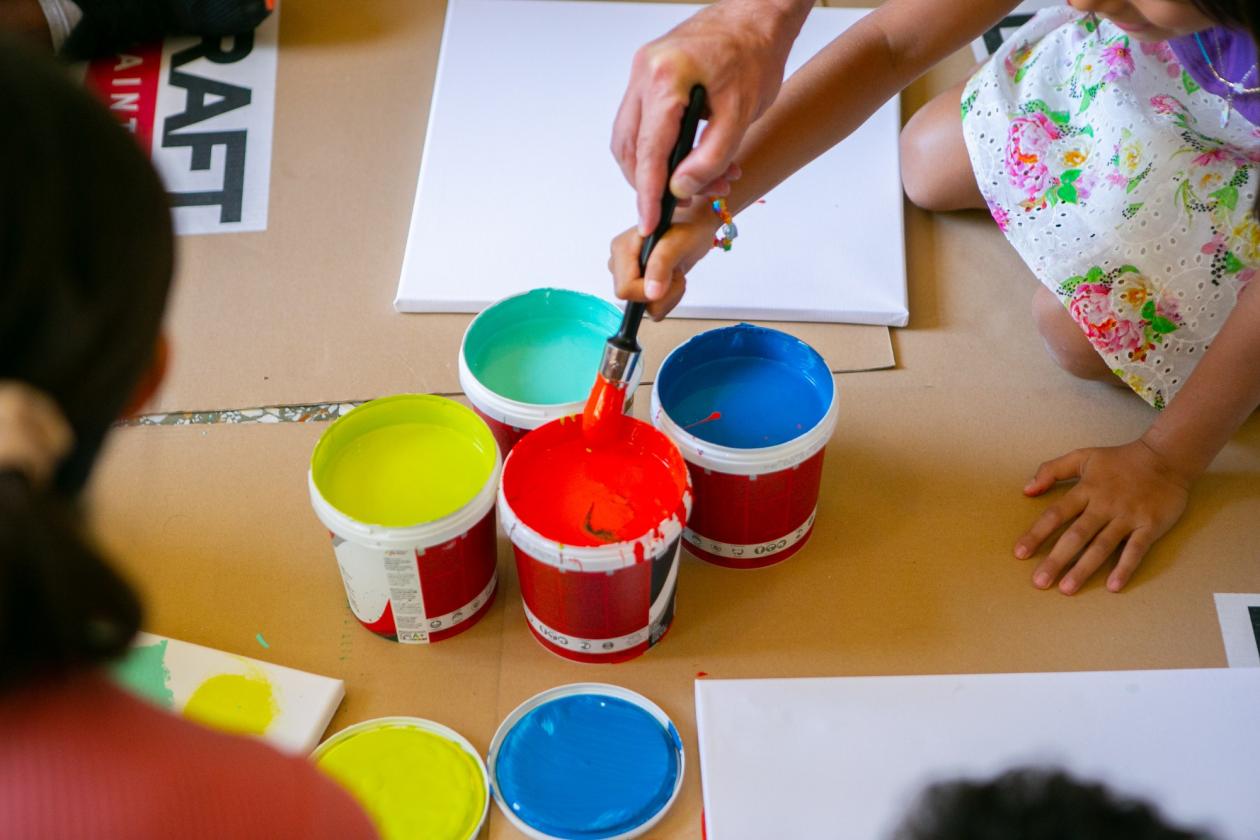 Η KRAFT Paints ξεκινάει τη νέα σχολική χρονιά στο Ίδρυμα Χατζηκώνστα!